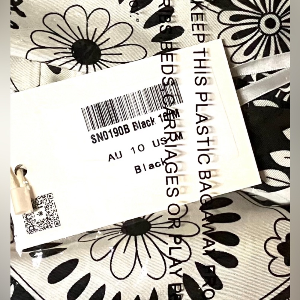Selfie Leslie Black and White Abstract Floral Print Maxi Halter Dress - Size M - Picture 7 of 7